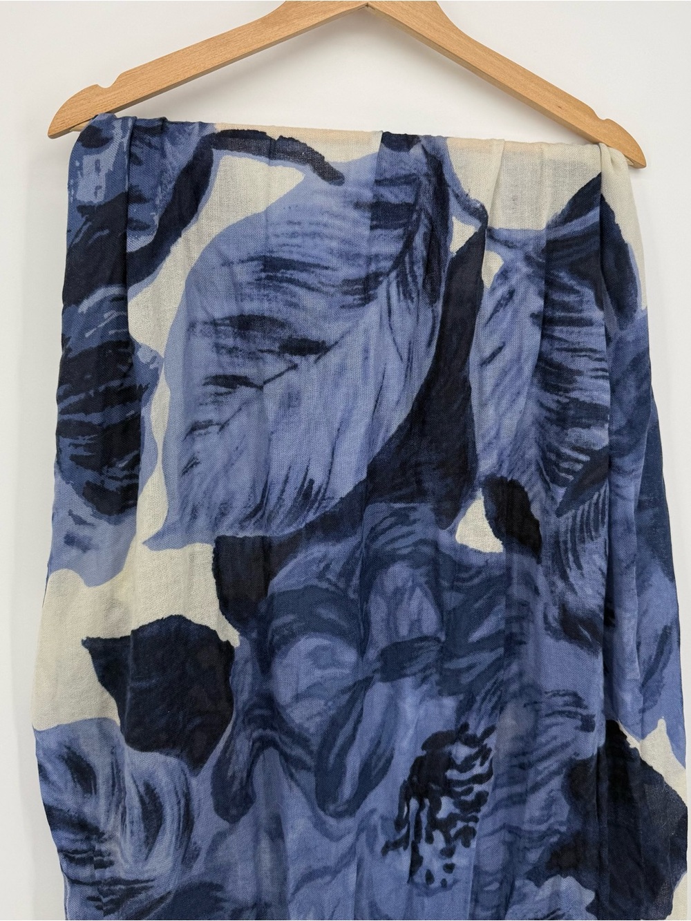 Neiman Marcus Blue Floral Lightweight Merino Wool Scarf Wrap One Size Accessory - Picture 3 of 12